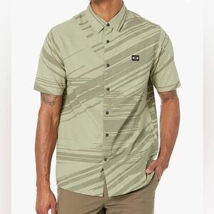 NEW - OAKLEY
Tempo Button Down Shirt. Color: Action Ellipse Uniform Green. XL